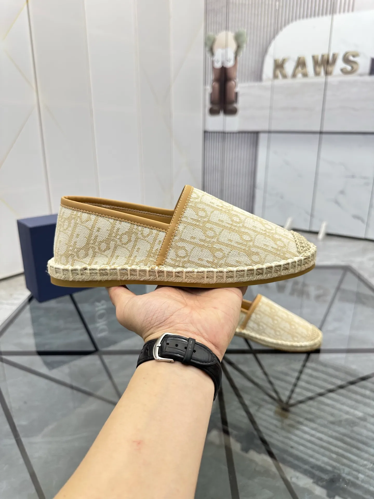 Men's shoes for sale 💰: 💰P400¥ Product trademark: Dior* "Dior*" low-top fisherman's shoes Regular size: 38-44 (can be customized to 37.45) Product materials: imported cowhide leather upper spliced ​​with original fabric, sheepskin lining, original outsole. Number: 1023